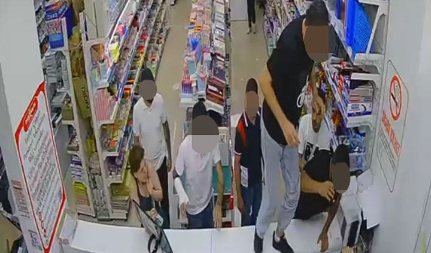 Kırtasiye çalışanını darbettiler; o anlar kamerada