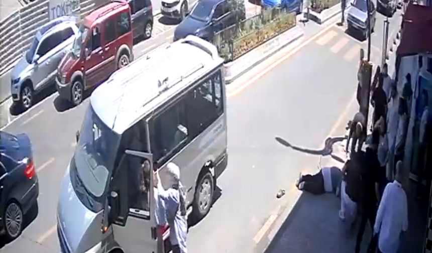 Minibüsün çarptığı yaya yaralandı; kaza kamerada