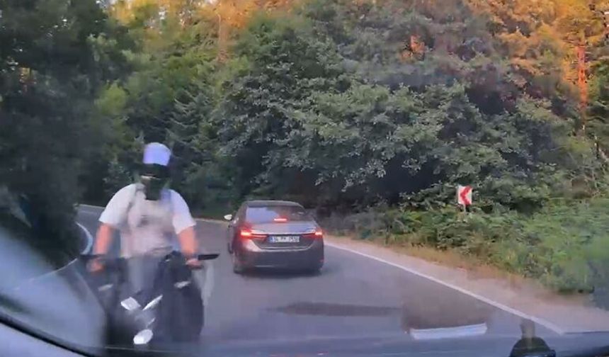 Motosikletin otomobile çarptığı kaza, araç içi kamerasında
