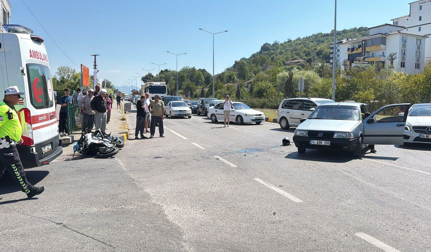 Motosikletin otomobile çarptığı kaza kamerada; 2 yaralı