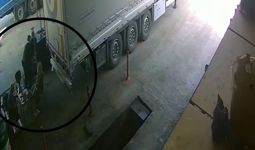 Nefes borusuna lokma tatlısı kaçan işçi, Heimlich manevrasıyla kurtarıldı; o anlar kamerada