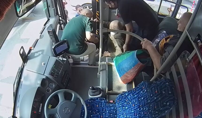Otobüste rahatsızlanan yolcuyu şoför hastaneye yetiştirdi; o anlar kamerada