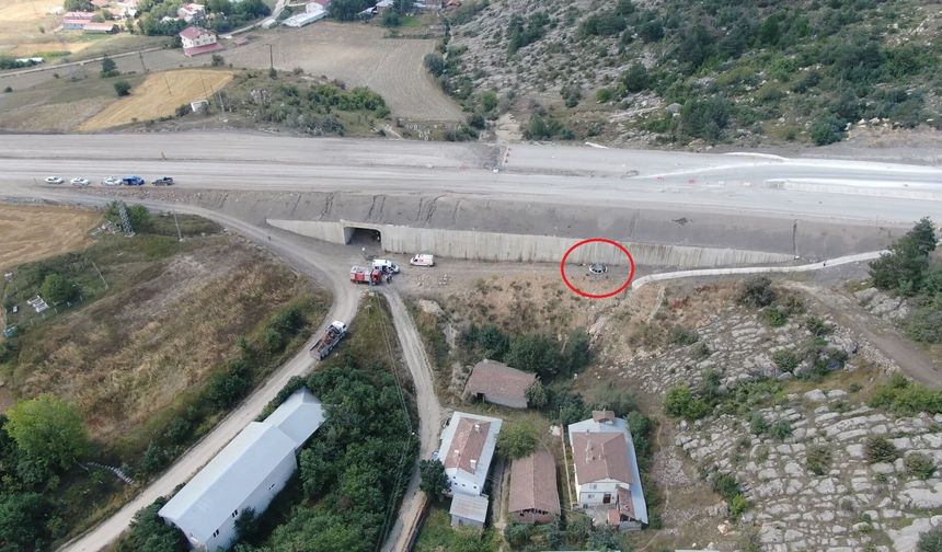 Otomobil, 15 metreden uçtu; sürücü öldü, eşi ve 2 çocuğu yaralandı