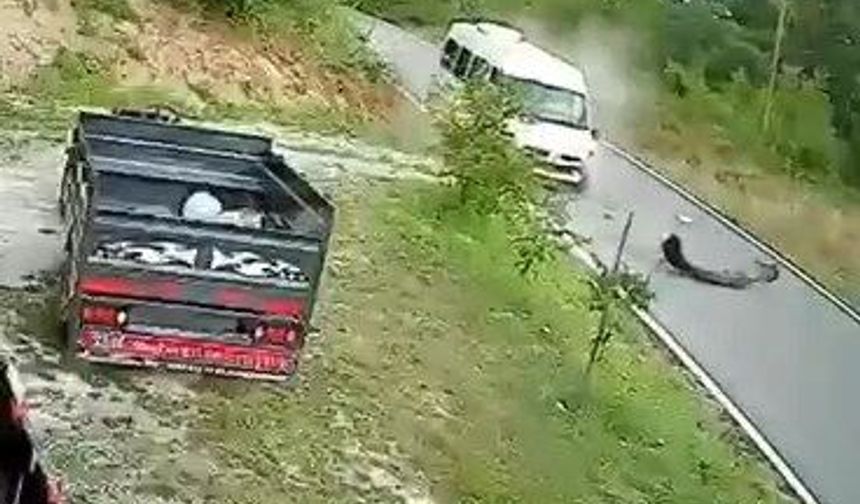 Otomobil ile işçi servisinin çarpıştığı kaza kamerada: 4 yaralı