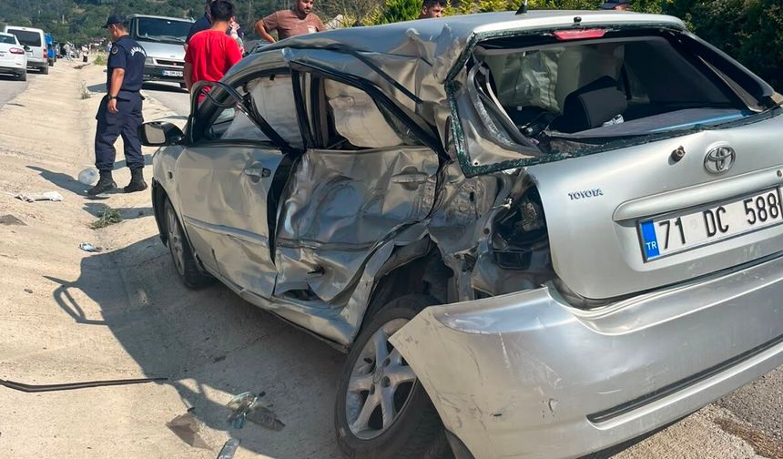 Otomobil ile kamyon kavşakta çarpıştı; 3 yaralı