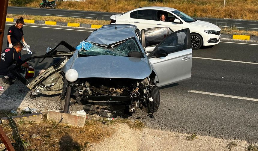 Otomobil menfeze çarptı; aynı aileden 2 ölü, 4 yaralı