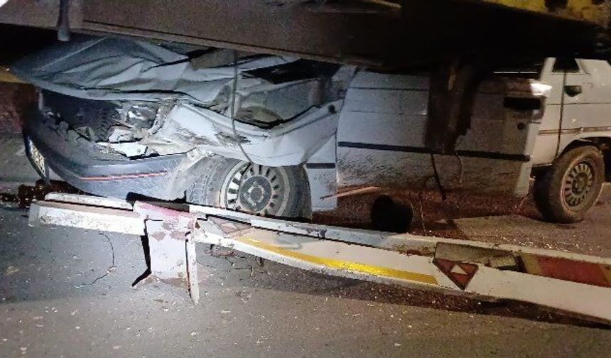 Otomobil, park halindeki TIR'a çarptı; alkollü sürücü yaralandı