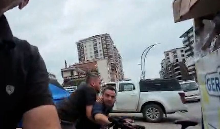 Otomobilden inen 2 kişinin tartıştıkları bisikletliyi darbettiği anlar kamerada