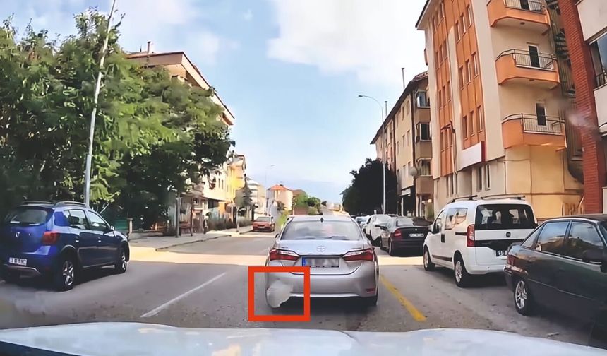 Otomobilden yola çöp atanlar araç içi kamerasına yansıdı; sürücüye ceza kesildi