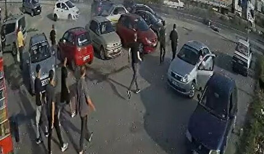 Otomobilin, önce motosiklete ardından park halindeki 5 araca çarptı kaza kamerada; 3 yaralı
