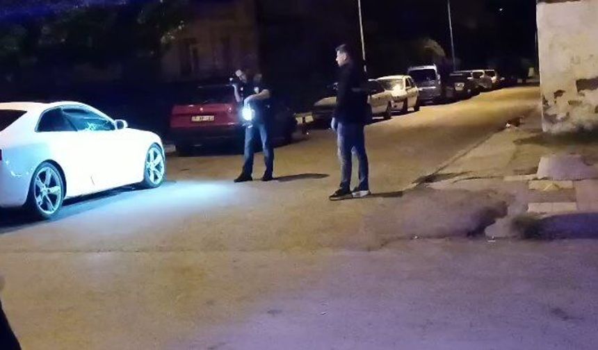 Park hallideki otomobil kurşunlandı