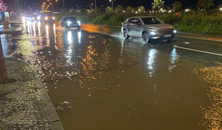 Rize'de sağanak cadde ve sokakları göle çevirdi