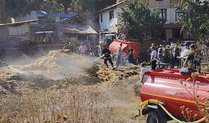 Saman balyaları tutuştu, köylüler tankerleriyle yangına koştu