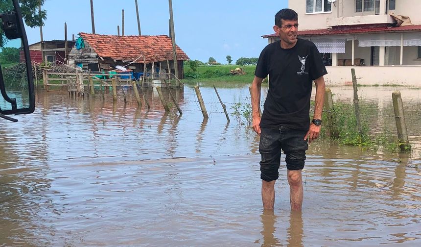 Samsun Çarşamba'da sağanak sırasında ev ve ahırları su bastı