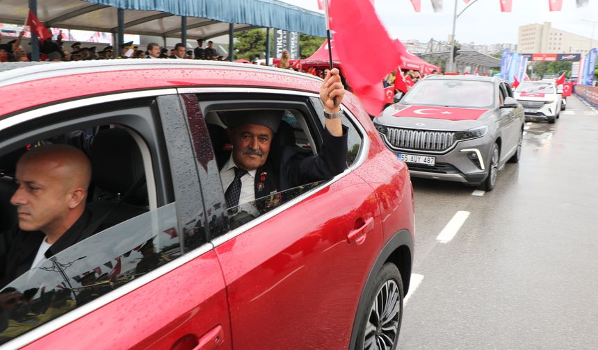 Samsun'da 30 Ağustos Zafer Bayramı töreni yağmur nedeniyle salonda yapıldı