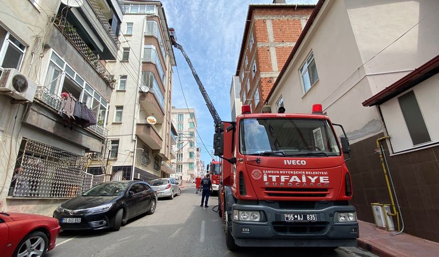 Samsun'da 6 katlı binanın çatısındaki yangın söndürüldü
