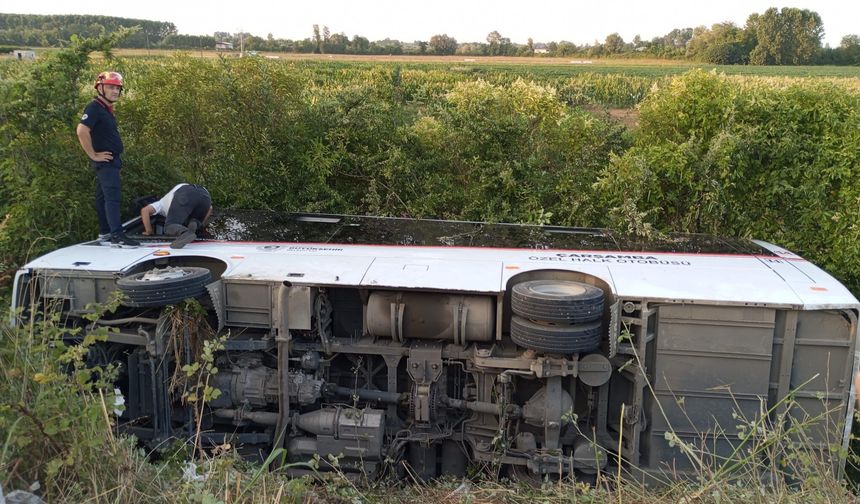 Samsun'da özel halk otobüsü şarampole devrildi: 21 yaralı
