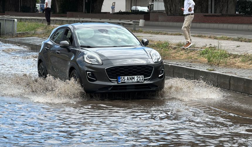 Samsun'da sağanak etkili oldu; sürücüler zor anlar yaşadı