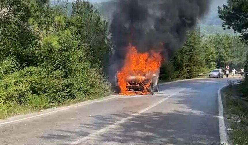 Seyir sırasında alev alan otomobil yandı
