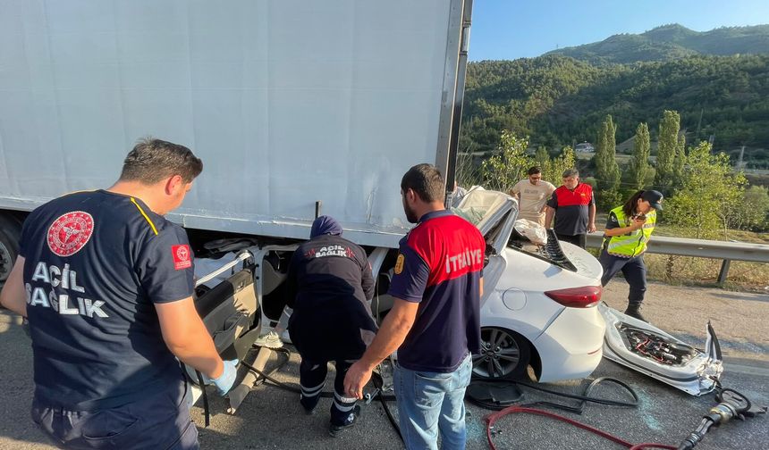 Tokat'ta TIR'a arkadan çarpan otomobil sürücüsü öldü
