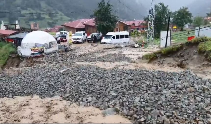 Uzungöl'de sağanak etkili oldu; dere taştı, heyelan meydana geldi