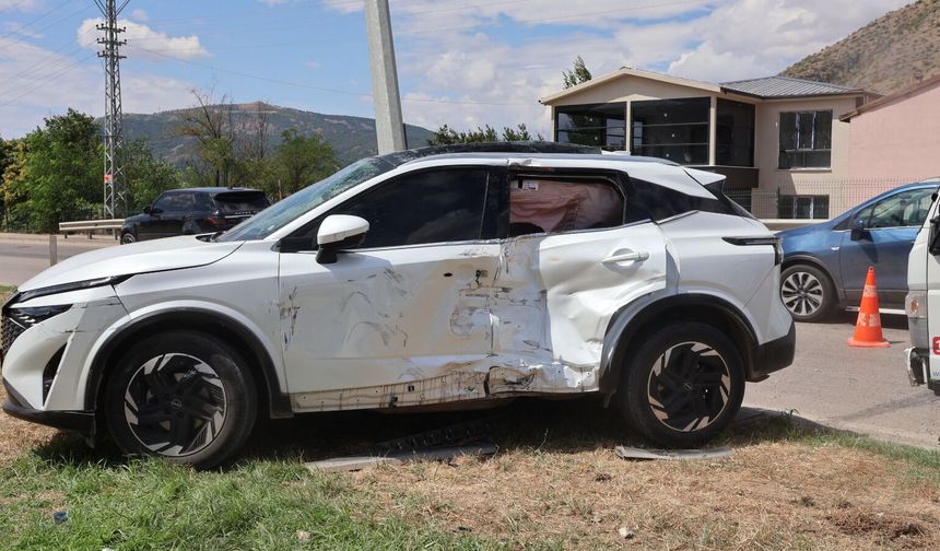 Yangına giden itfaiye aracı ile otomobilin çarpıştığı kaza kamerada: 1 yaralı