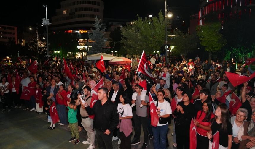 Yüzlerce kişi Türk bayrakları ve meşalelerle yürüdü