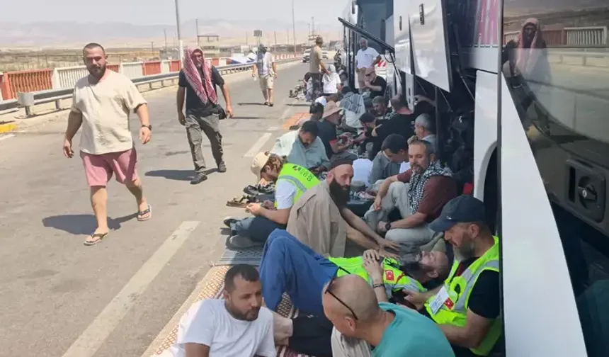 FİLİSTİN KONVOYU İBRAHİM HALİL SINIR KAPISI’NDA BEKLEYİŞİNİ SÜRDÜRÜYOR