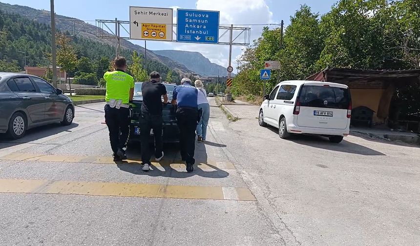 Amasya'da yolda kalan sürücünün yardımına polisler koştu