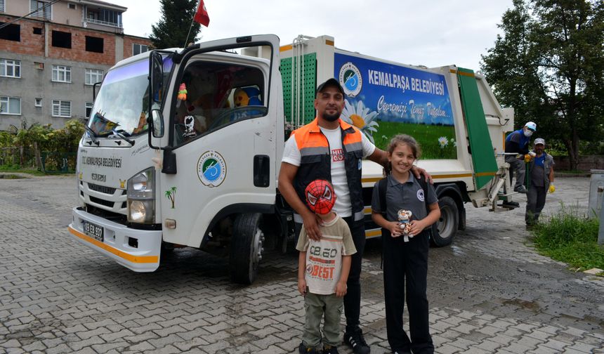Çöp kamyonunu oyuncaklarla süsledi, çocukların neşesi oldu/ Ek fotoğraflar