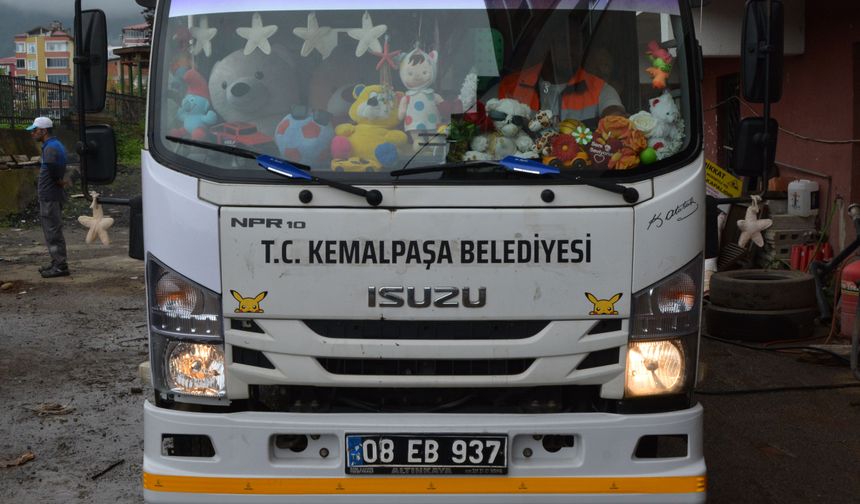 Çöp kamyonunu oyuncaklarla süsledi, çocukların neşesi oldu