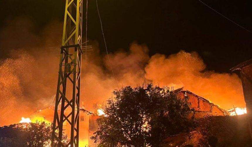 Çorum'da 3 ev ve 3 ahır yangında kullanılamaz hale geldi