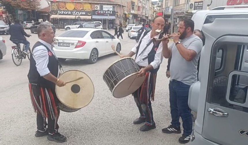 Çorum'da davulcular bahşişleri yere yatarak topladı
