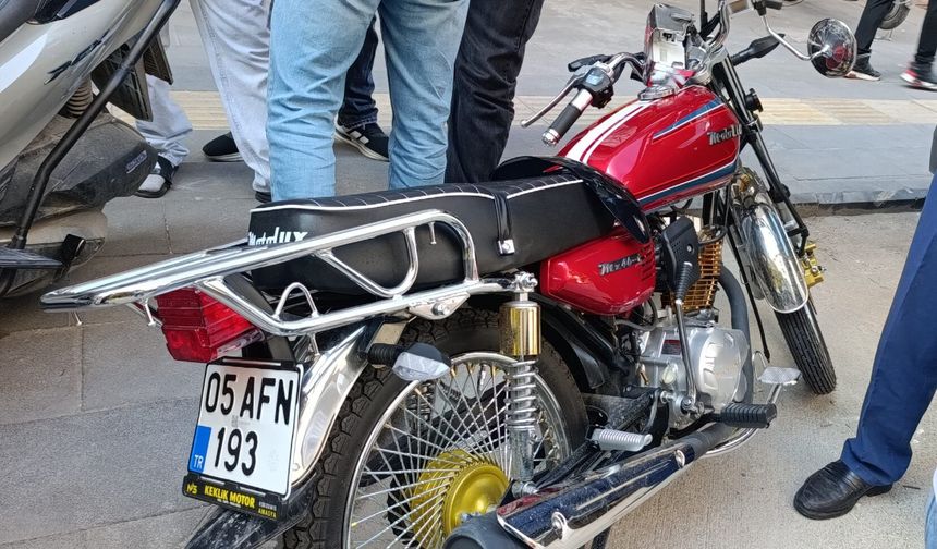 Ehliyetsiz sürücünün motosikleti taksiye çarptı; kaza kamerada