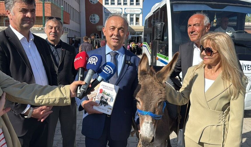 Eşekle Türkiye'yi geziyor, köy çocuklarına kitap ve kırtasiye dağıtıyor