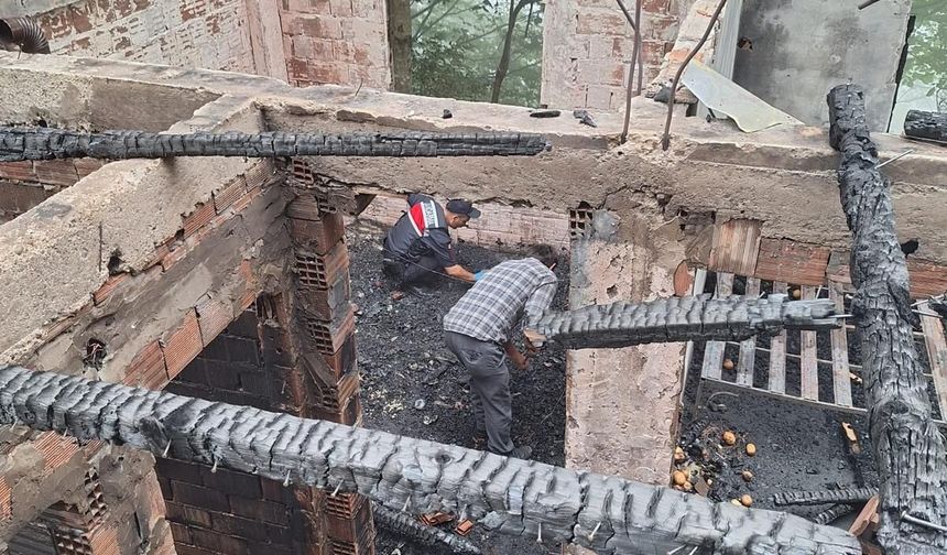 Evde çıkan yangında 3 kişi ağır yaralandı