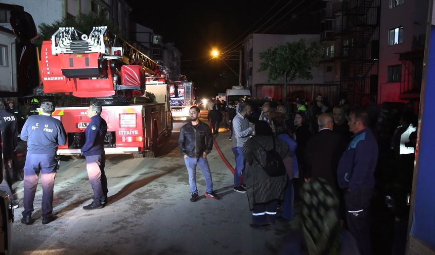 Evin çatısı alev alev yandı