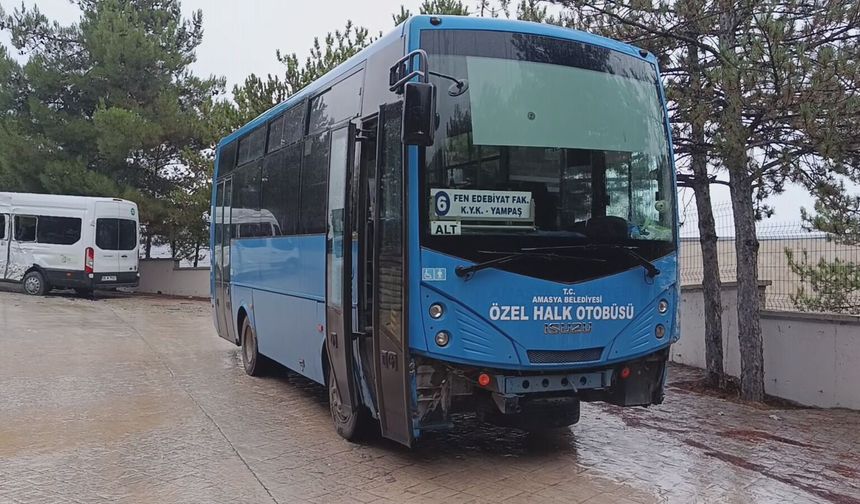 Halk otobüsü ile öğrenci servis minibüsü çarpıştı: 4 yaralı