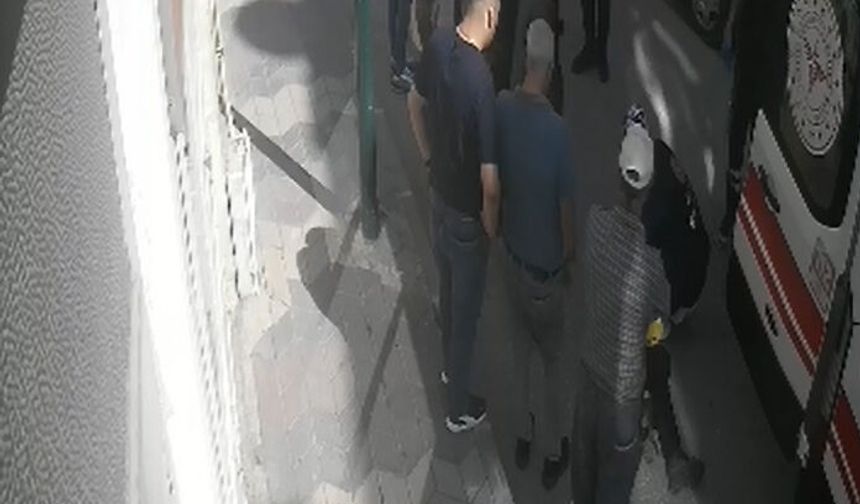 Hareket halindeki kamyonetin kasasından düştü; kaza kamerada