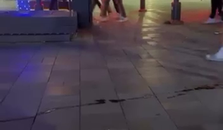 İki grup arasındaki tekme ve yumruklu kavga kamerada