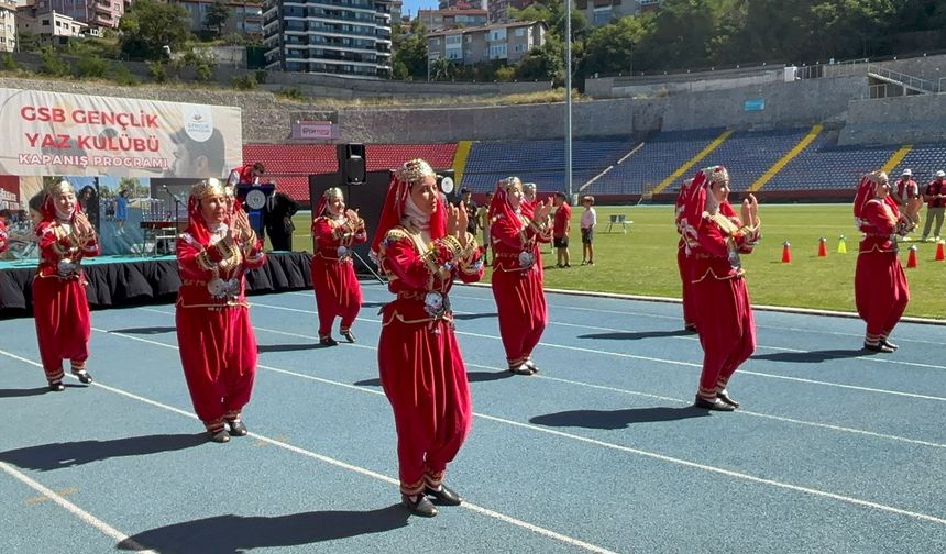 Öğrenciler, ürettikleri model uçak ve dronlarla gösteri yaptı