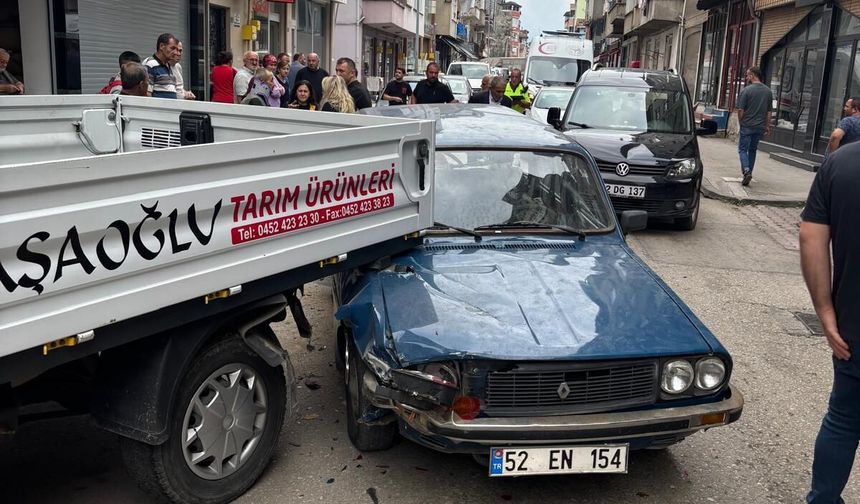 Ordu'da 4 aracın karıştığı kazada 2 kişi yaralandı