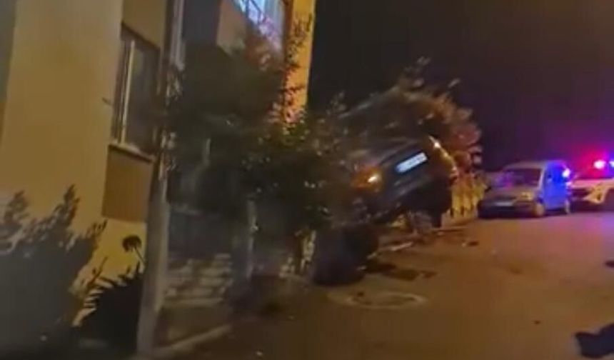 Ordu'da bahçe duvarında askıda kalan otomobilin sürücüsü kaçtı