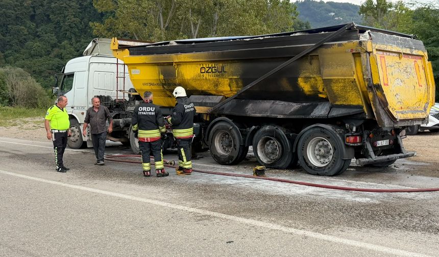 Ordu'da seyir halindeki hafriyat kamyonu alev aldı
