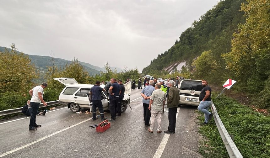 Otomobil ve hafif ticari araç çarpıştı: 1'i bebek, 7 yaralı