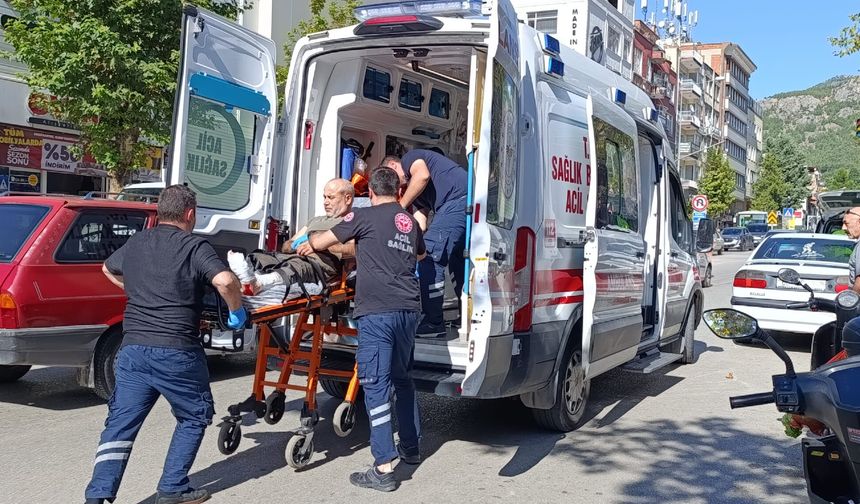Otomobilin açılan kapısına çarpan motosikletin sürücüsü yaralandı