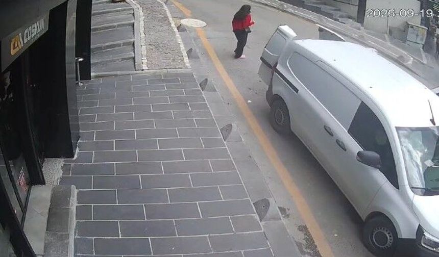 Otomobilin önce yayaya ardından da refüje çarptığı kaza kamerada