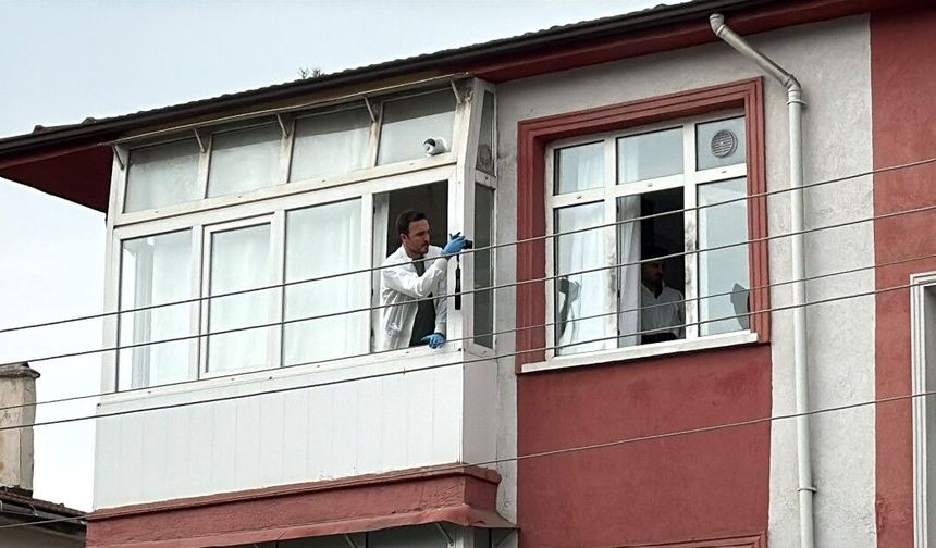 Pencereden düşüp ağır yaralandı