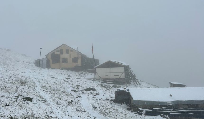 Rize'nin yükseklerine kar yağdı