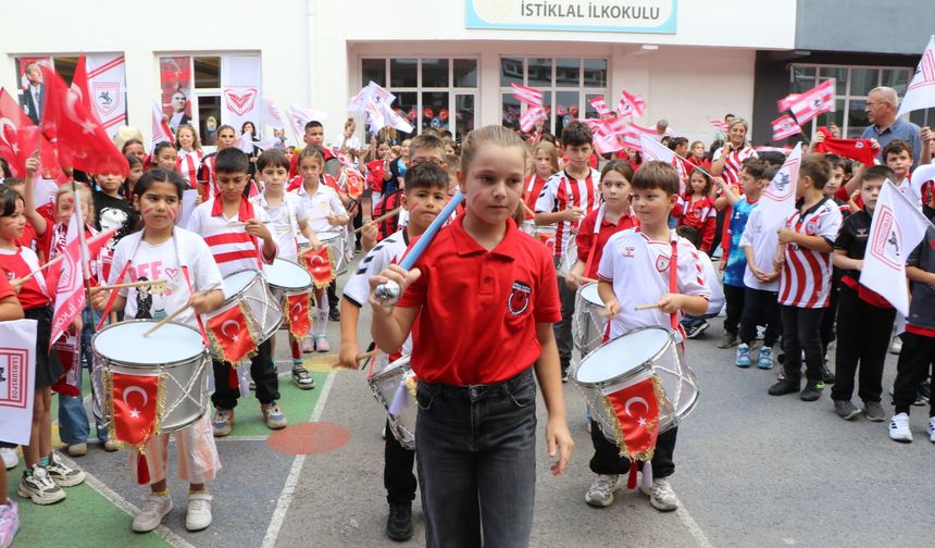 Samsunspor, minik taraftarlarını defter kampanyasında buluşturdu